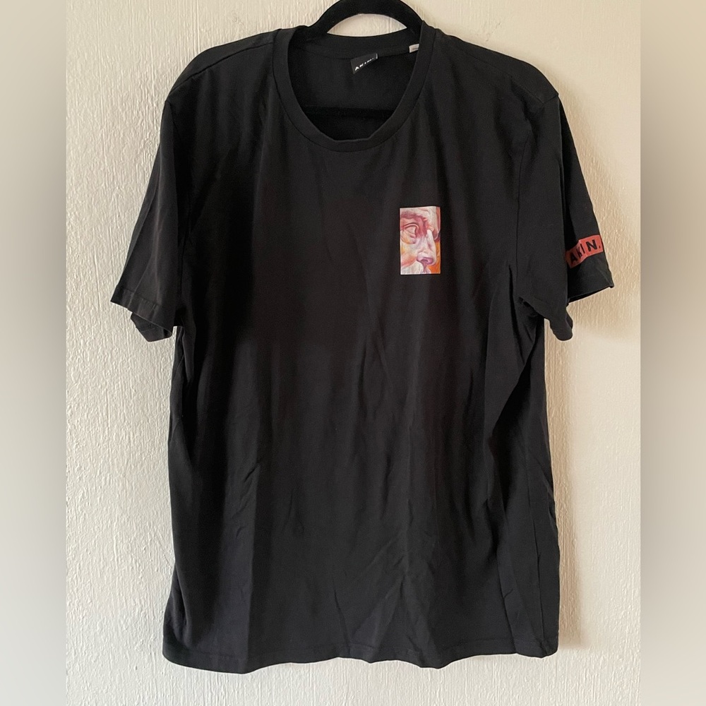 Pichiavo Akin Tee